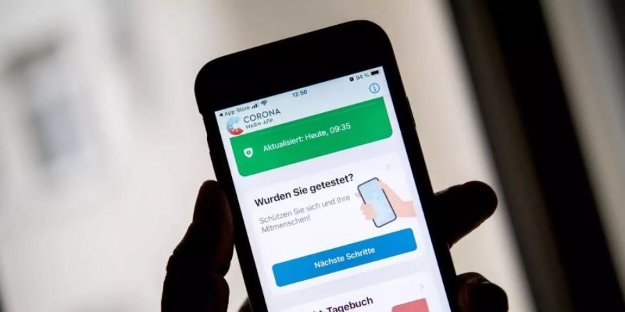 Pandemie-Bekämpfung per Smartphone: Knapp 230.000 positiv getestete Personen haben über die Corona-Warn-App bereits Mitmenschen alarmiert. Foto: Zacharie Scheurer/dpa-tmn