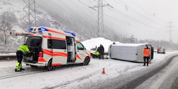 Lieferwagen schleudert und kippt auf Seite.