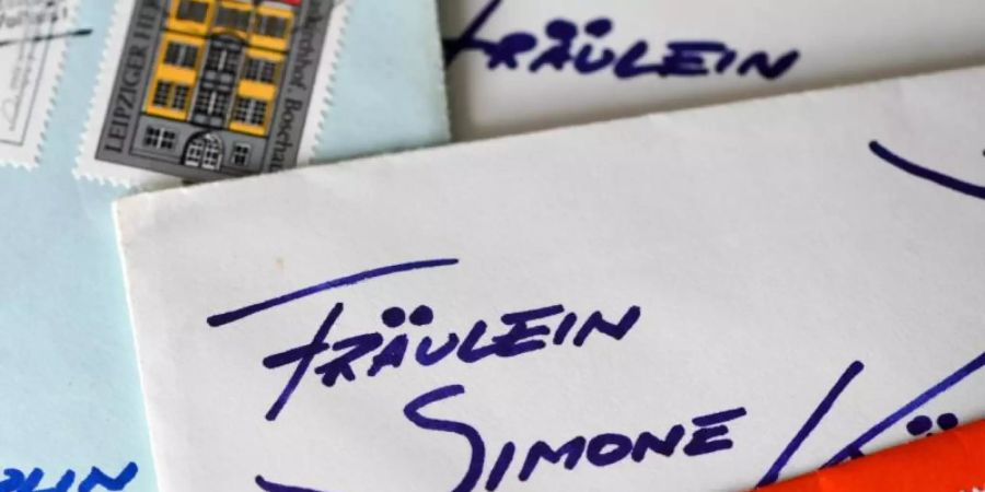 Auf einem Briefumschlag aus dem Jahr 1986 steht «Fräulein Simone». Foto: Jens Kalaene/dpa-Zentralbild/dpa