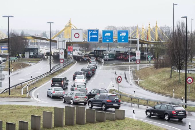 Viele Schweizer fahren zum Einkaufen nach Deutschland. Einkaufstourismus Deutschland Grenze Schweiz