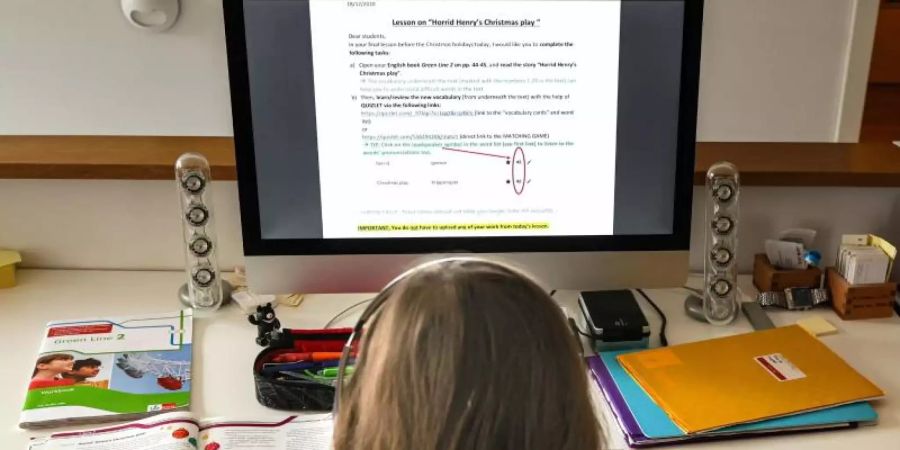 Ein zwölfjähriger Gymnasiast löst am Computer in seinem Zuhause seine Schulaufgaben, die ihm seine Lehrer für jeden Tag über den Schulserver geschickt haben. Foto: Ulrich Perrey/dpa