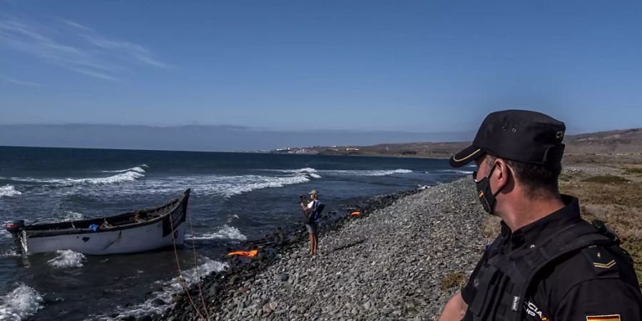 Kanarische insel Holzboot migranten