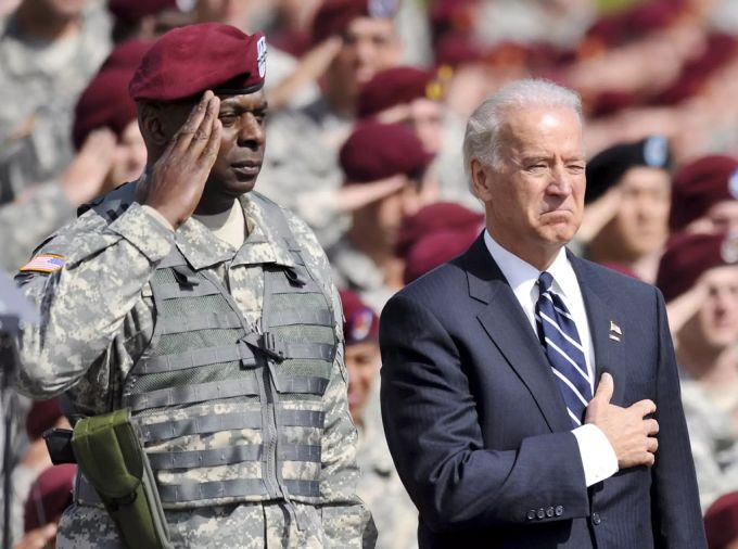 Lloyd Austin und Joe Biden bei einer Zeremonie im Jahr 2009. Lloyd Austin joe biden
