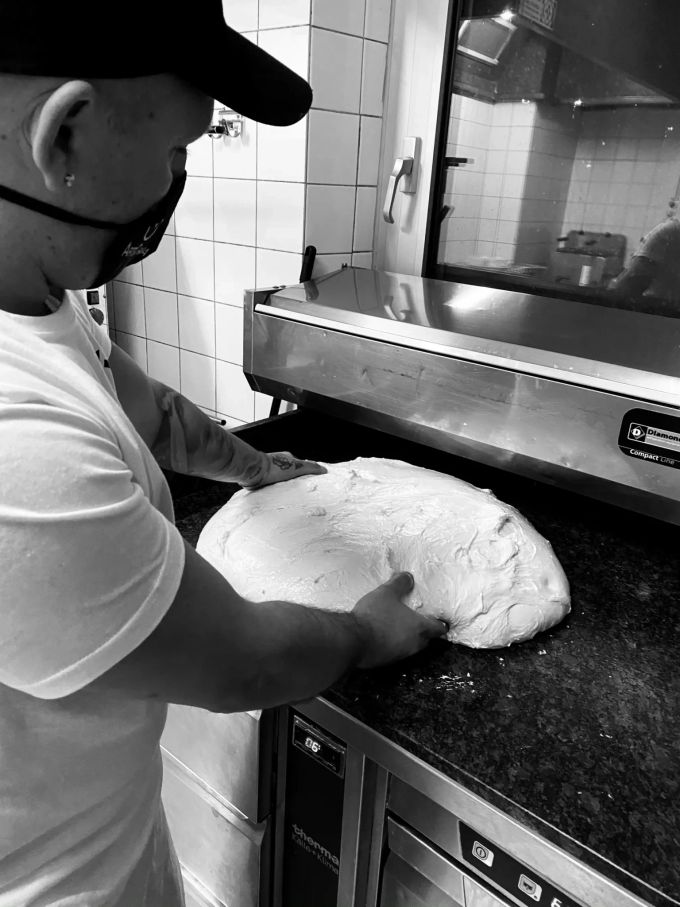 Gianluca Biondo mit dem Herzstück der Pizza: dem Teig.