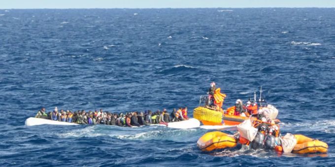 Immer wieder rettet die Crew der «Ocean Viking» in Seenot geratene Bootsmigranten aus dem Mittelmeer. (Archivbild) ocean viking