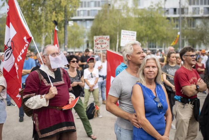 Dieser Demonstrant hat sich für ein halbdurchsichtiges Papier als Gesichtsbedeckung entschieden. corona demo