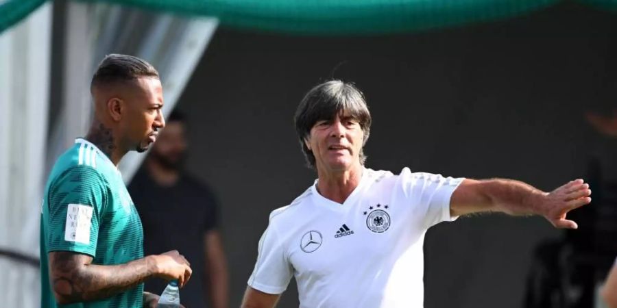 Bundestrainer Joachim Löw (r) im Gespräch mit dem ehemaligen Nationalspieler Jerome Boateng. Foto: Ina Fassbender/dpa