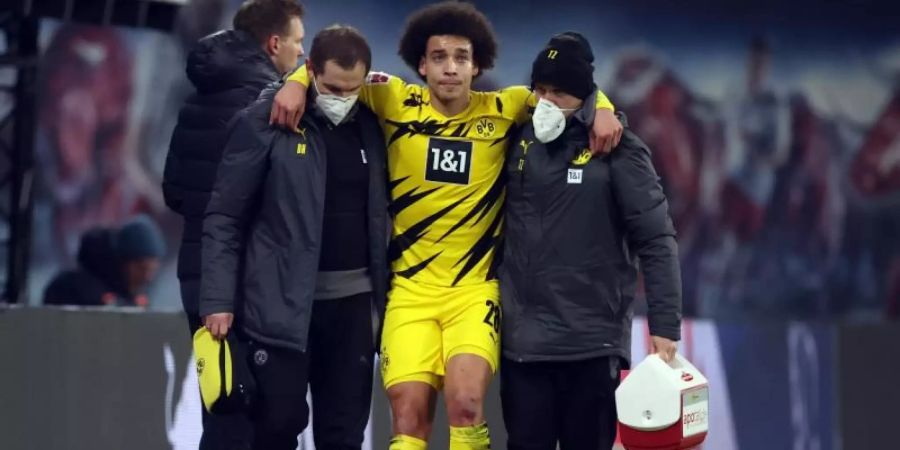 Dortmunds Axel Witsel wird von BVB-Betreuern verletzt vom Platz geführt. Foto: Jan Woitas/dpa