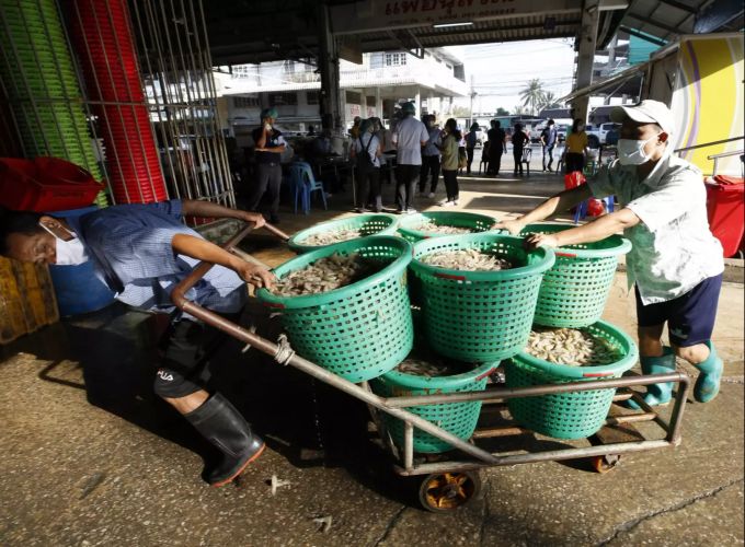 Hier war der Fischmarkt in der Provinz Samut Sakhon noch offen – seit Samstag wurde jedoch wegen eines Ausbruchs des Coronavirus ein Lockdown verfügt. Provinz Coronavirus Thailand