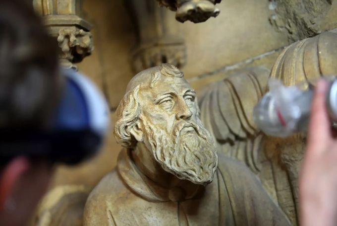 Ein Restauratorin der Dombauhütte arbeitet an Figuren des Michaelportals am Dom. Die UN-Kulturorganisation Unesco hat das Bauhüttenwesen in das Register guter Praxisbeispiele zum Erhalt immateriellen Kulturerbes aufgenommen. unesco