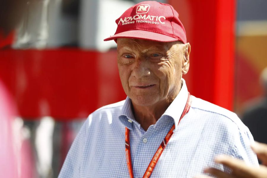 Niki Lauda und sein Markenzeichen: Eine rote Kappe.
