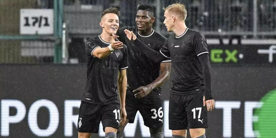 Gladbachs Hannes Wolf (l) bejubelt seinen Treffer mit Breel Embolo (M) und Oscar Wendt (r). Foto: Martin Meissner/Pool AP/dpa