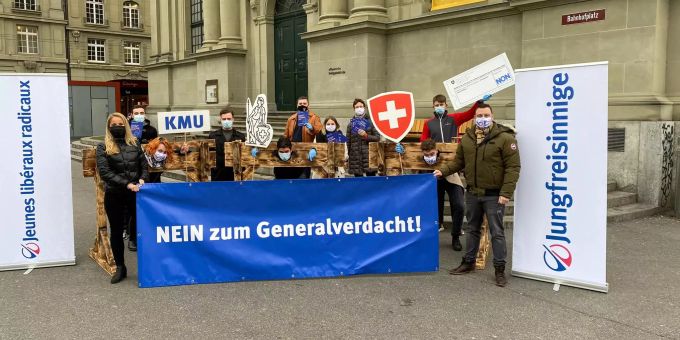 Die Aktion der Jungfreisinnigen gegen die Konzern-Initiative, mit Pranger. Jungfreisinnige Konzern-Initiative