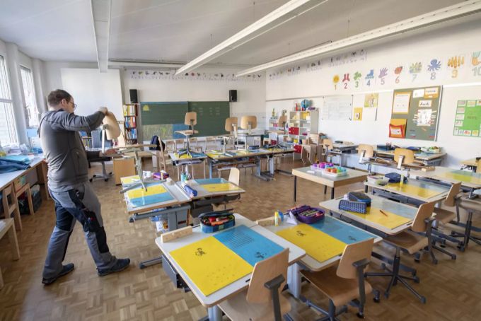 Der Hausabwart Christof Frei bei seiner Arbeit im leeren Schulzimmer der Primarschule Tellenmatt, aufgenommen am Montag, 16. März 2020, in Stans NW. Die Schliessung der Schulen steht erneut zur Diskussion. Schule Schliessung Coronavirus Lockdown