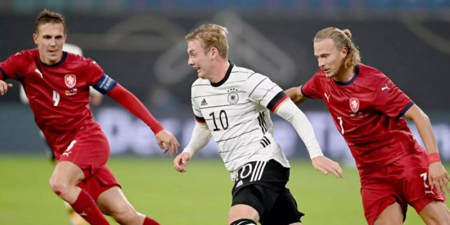 Auch gegen die Tschechen sei Julian Brandt (M.) laut Bundestrainer Löw «nicht immer glücklich in seinen Aktionen» gewesen. Foto: Robert Michael/dpa-Zentralbild/dpa