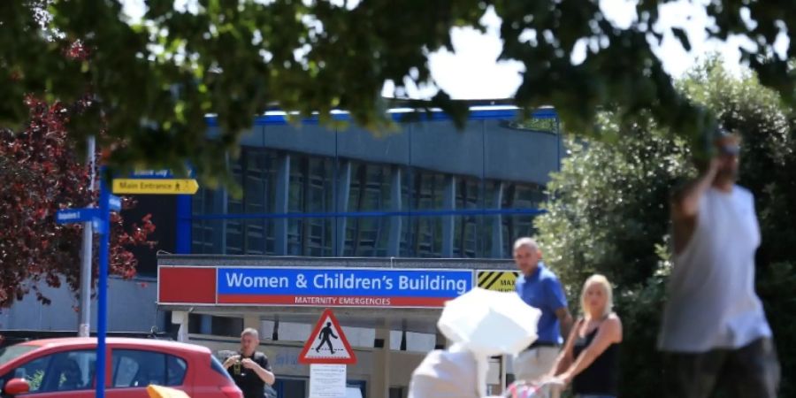 Eltern vor dem Countess of Chester Hospital im Juni