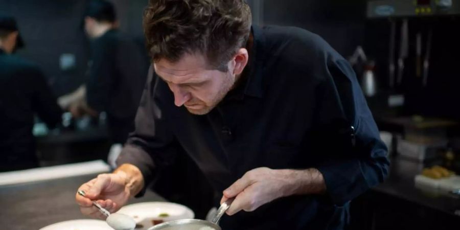 Der französische Küchenchef Alexandre Mazzia in der Küche seines Restaurants «AM». Foto: Christophe Simon/AFP/dpa