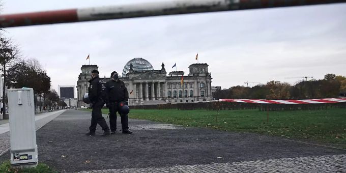 Polizisten haben den Zugang zum Reichstagsgebäude abgeriegelt. Im Schnellverfahren soll die Neufassung des Infektionsschutzgesetzes durch Bundestag und Bundesrat gehen. Gegner der staatlichen Corona-Politik haben zu Protesten aufgerufen. Foto: Michael Kappeler/dpa Polizisten haben den Zugang zum Reichstagsgebäude abgeriegelt. Im Schnellverfahren soll die Neufassung des Infektionsschutzgesetzes durch Bundestag und Bundesrat gehen. Gegner der staatlichen Corona-Politik haben zu Protesten aufgerufen. Foto: Michael Kappeler/dpa