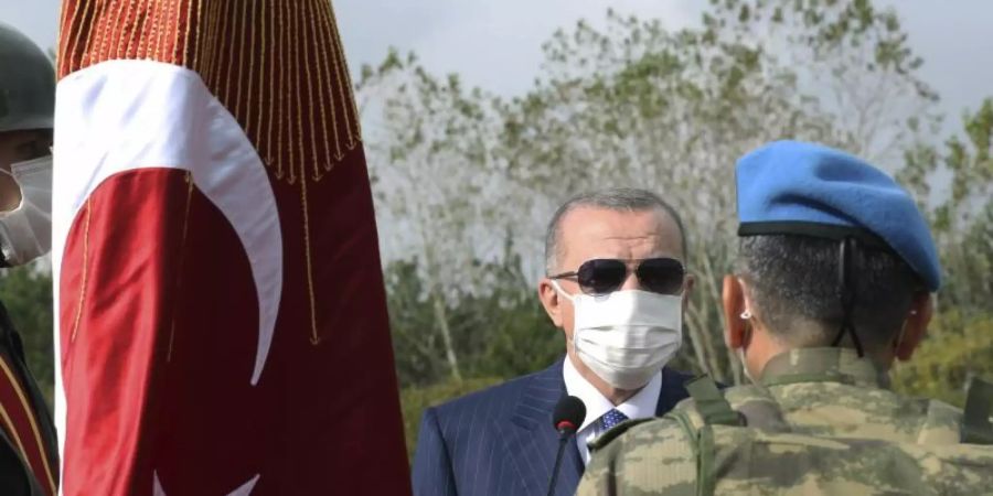 Der türkische Präsident Erdogan bei einer Militärzeremonie in Tekirdag. Das türkische Parlament hat der Entsendung von Soldaten nach Aserbaidschan zur Überwachung der Waffenruhe in Berg-Karabach zugestimmt. Foto: -/Turkish Presidency/AP/dpa