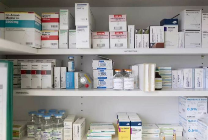 Viele Schweizer und Schweizerinnen nehmen Antibiotika nicht wie verschrieben ein. antibiotika