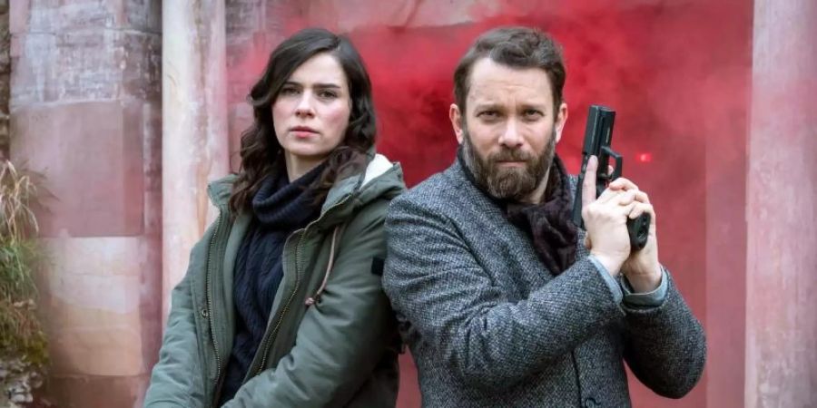 Gefährlich: Kira Dorn (Nora Tschirner) und Lessing (Christian Ulmen) haben die Waffe gezückt. Foto: Steffen Junghans/MDR/MadeFor/dpa