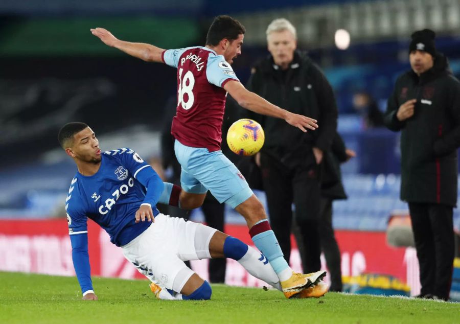 Evertons Mason Holgate (l.) im Duell mit Pablo Fornals (r.) von West Ham United.