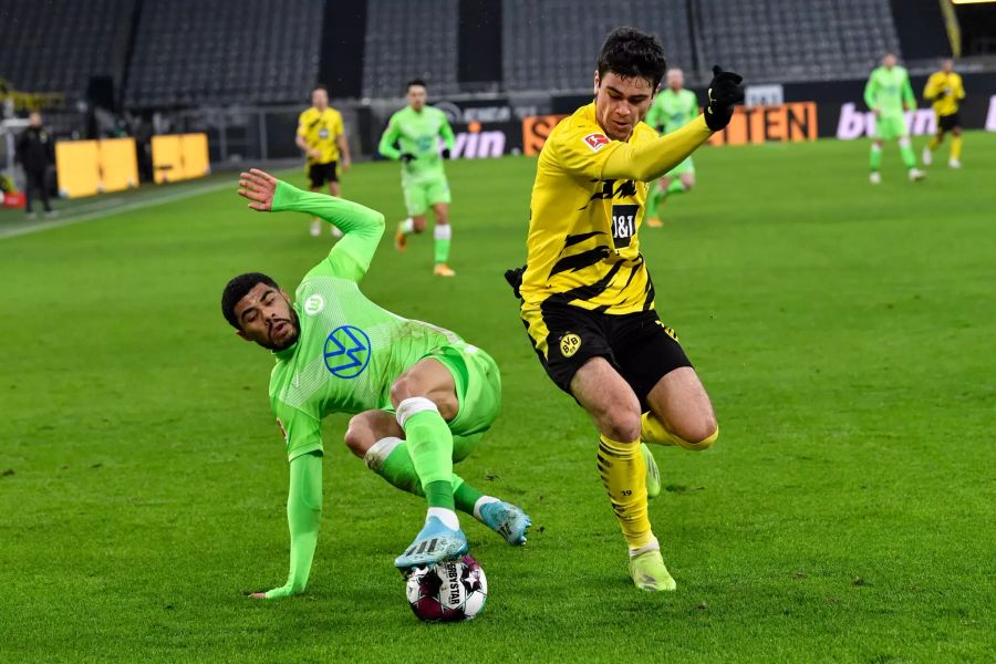 Paulo Otavio (l.) vom VfL Wolfsburg kämpft mit Dortmunds Giovanni Reyna (r.) um den Ball.
