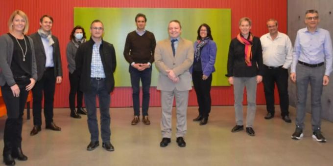 Die Verantwortlichen – kurz demaskiert – bei der Vertragsunterzeichnung: Corina Freimüller (Schulrätin Bildung Feusisberg), André Ott (Musikschulleiter Freienbach), Ursula Solenthaler (Gemeinderätin Bildung Freienbach), Thomas Dietziker (Musikschulleiter Schindellegi-Feusisberg) Martin Albrecht (Musikschulleiter Wollerau), Christian Marty (Gemeindepräsident Wollerau), Franziska Zingg (Gemeinderätin Bildung Wollerau), Esther Eggler (Präsidentin Musikverein Verena Wollerau), Daniel Römer (Präsident Harmonie Freienbach), Roger Zosso (Präsident Musikverein Schindellegi-Feusisberg).