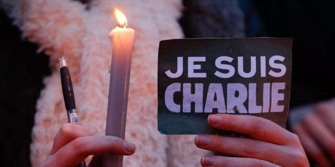 Menschen gedenken den Opfern des Attentats auf das französische Satiremagazin Charlie Hebdo. 09.01.2015, Belgien, Brüssel Je suis Charlie