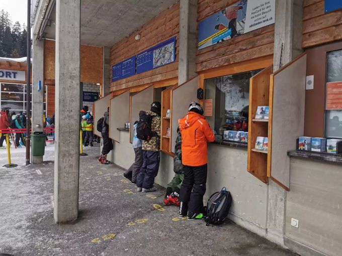 Am Schalter in Adelboden BE lösen Familien vermehrt Halbtageskarten. Coronavirus Adelboden