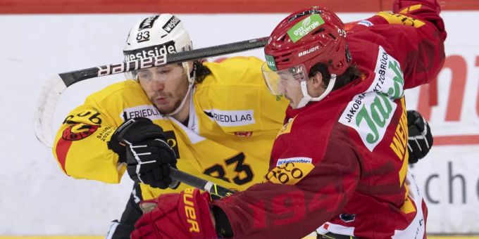 Tigers Keijo Weibel, rechts, kämpft um den Puck gegen Berns Janis Elsener. EISHOCKEY, NATIONAL, LEAGUE, NATIONALLIGA, NL, MEISTERSCHAFTSSPIEL, SAISON 2020/21, LN, HOCKEY SUR GLACE, SCL TIGERS, SCLT, SC BERN, SCB