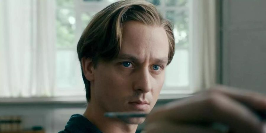 Tom Schilling als Kurt Barnert in einer Szene aus "Werk ohne Autor". Foto: Nadja Klier/ARD Degeto/Wiedemann &amp; Berg/dpa
