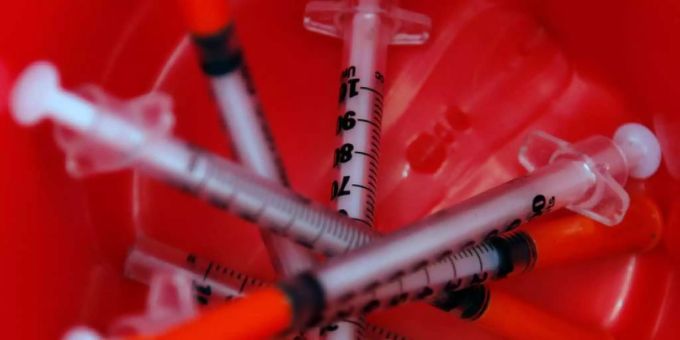 Es wurde ein leichter Anstieg der Neuinfektionen mit HIV bei Drogenkonsumenten registriert. Die Übertragung geschieht dabei über Spritzbesteck. dorgen HIV