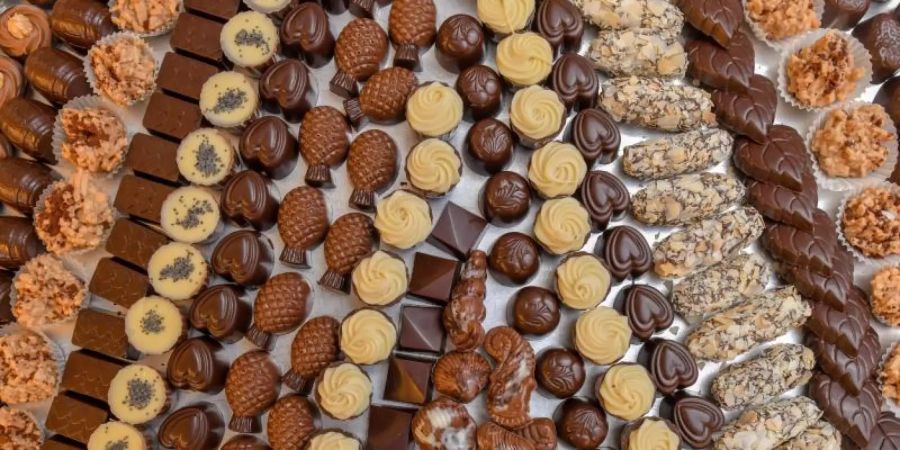 In einer Chocolaterie liegen handgefertigte Pralinen. (Symbolbild). Foto: Patrick Pleul/zb/dpa