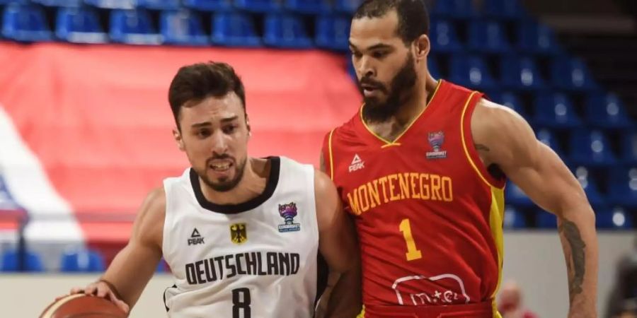 Deutschlands Ismet Akpinar (l) im Duell mit Justin Cobbs aus Montenegro. Foto: Gaizka Iroz/AFP/dpa