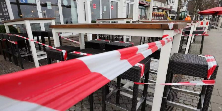 Ein geschlossenes Lokal in Warnemünde. Foto: Bernd Wüstneck/dpa-Zentralbild/dpa