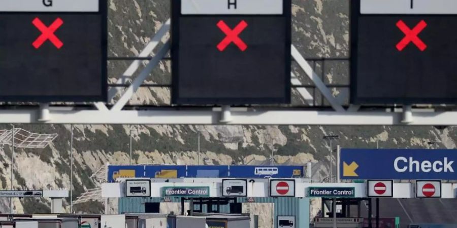 Lastwagen fahren zum Check-in in das Terminal am Hafen. Nach dem Austritt Grossbritanniens aus dem EU-Binnenmarkt und der Zollunion machen sich die Brexit-Folgen bei immer mehr Unternehmen bemerkbar. Foto: Gareth Fuller/PA Wire/dpa