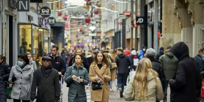 Einkaufsstrasse in Den Haag am Sonntag. Die Covid-Ansteckungen in den Niederlande haben rasant zugenommen. Den Haag