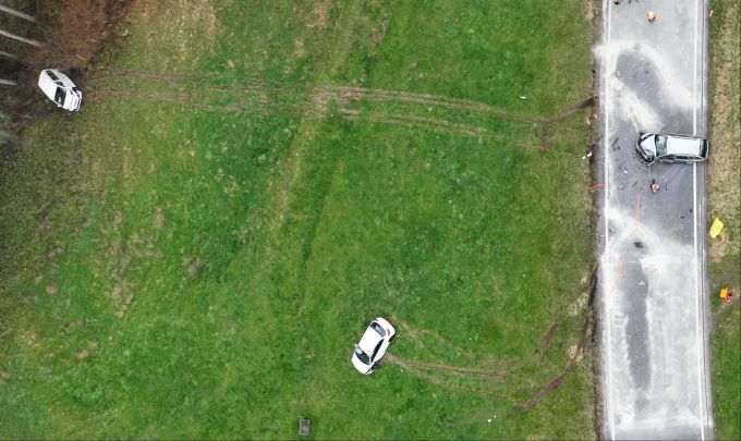 Durch den Unfall wurden drei Personen verletzt. Unfall