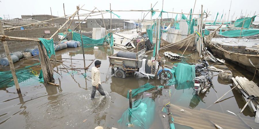 Der Zyklon «Biparjoy» hatte in Indien und Pakistan seit Donnerstagabend mit viel Wind und Regen für Zerstörung gesorgt. Foto: Ajit Solanki/AP/dpa