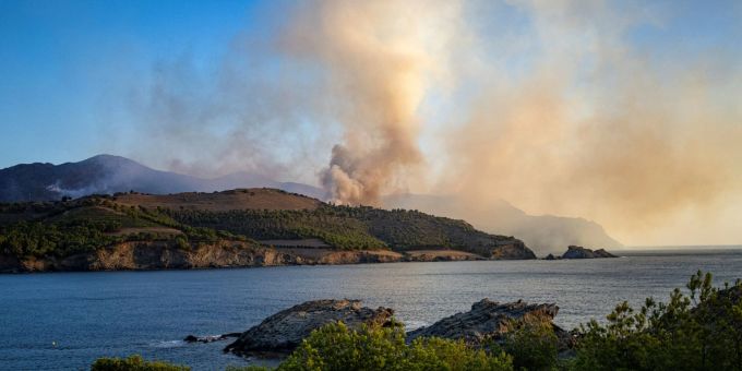Rauch steigt von einem Waldbrand in den Gemeinden Colera und Portbou in Katalonien auf. brand katalonien
