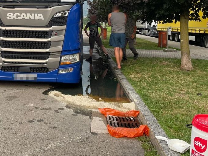 Die durch die Polizeipatrouille errichtete Sperre. Öl-Sperre