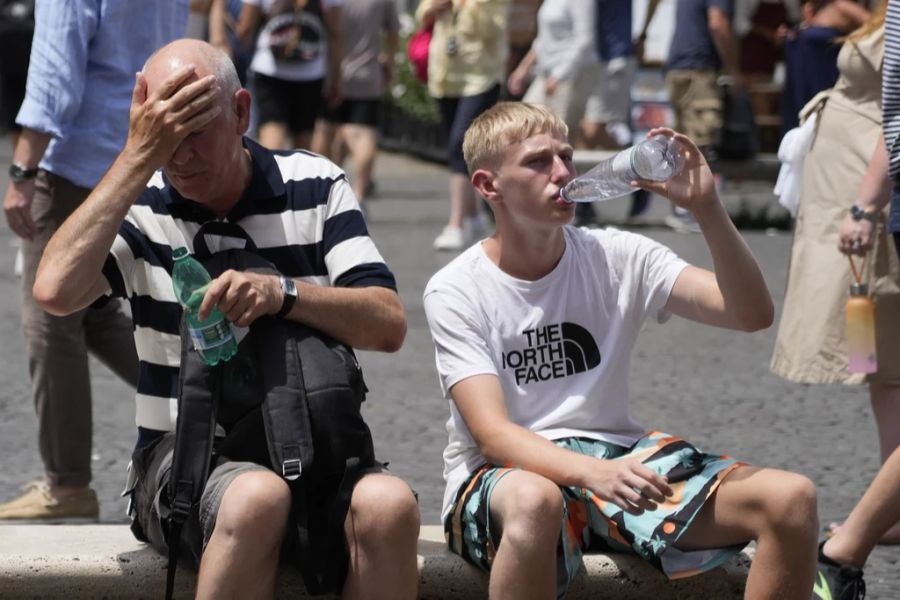 Man sollte immer genügend Wasser trinken – speziell bei Temperaturen über 40 Grad.