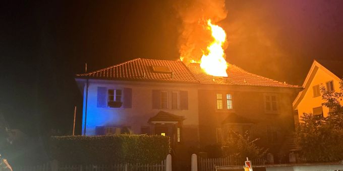 Brand in Brugg AG - Doppelhausbewohner erleidet Verbrennungen