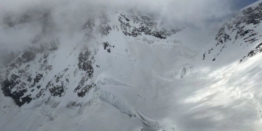 Ein bisher unidentifizierter Bergsteiger stürzte an der Dufourspitze in den Tod.