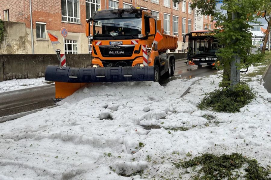 Einsatzkräfte räumen mit Schneepflug die Strassen von Reutlingen.