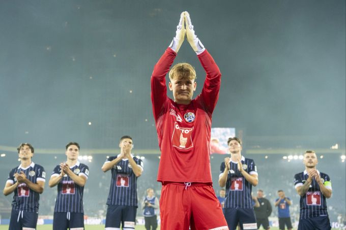 Goalie Pascal Loretz lässt sich von den Luzerner Fans nach dem Weiterkommen in der ECL-Quali feiern. FC Luzern