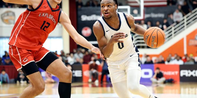 Bronny James (r) soll am Montag beim Basketball-Training zusammengebrochen sein. Bronny James (r) soll am Montag beim Basketball-Training zusammengebrochen sein.