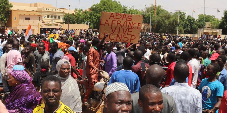 Demonstranten nehmen an einem Marsch zur Unterstützung der Putschisten in der Hauptstadt Niamey teil.