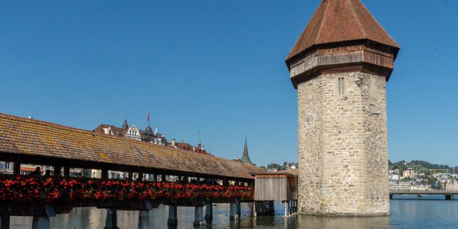 Der Wasserturm der Kappelbrücke in der Stadt Luzern.